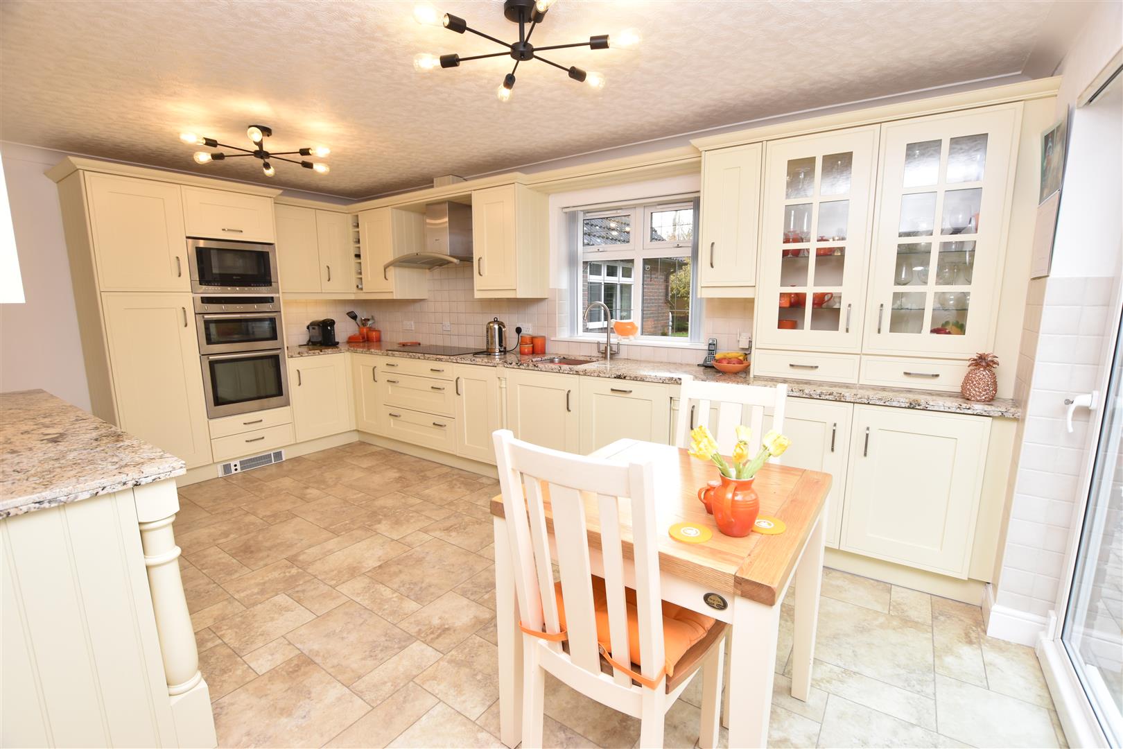 KITCHEN/BREAKFAST ROOM
